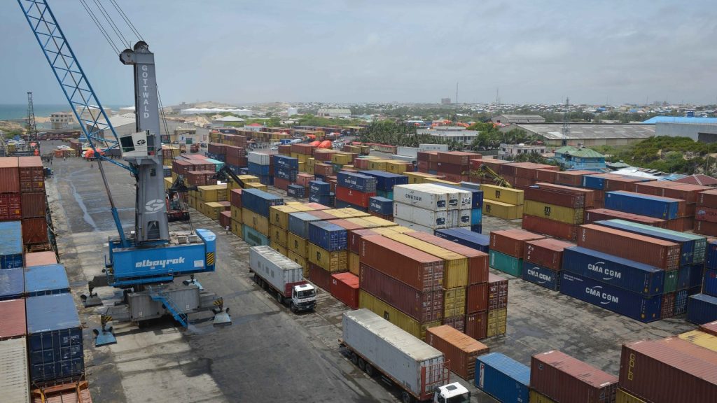 Conteneurs empilés sur un terminal portuaire