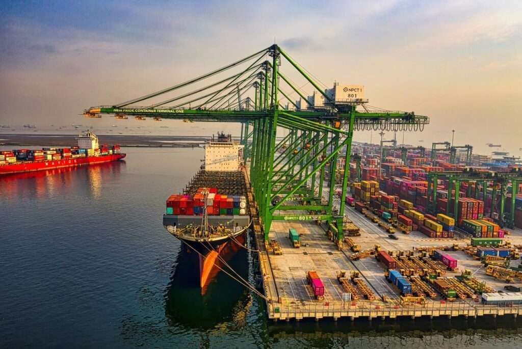 Vue aérienne d’un terminal à conteneurs avec ses portiques et un navire à quai