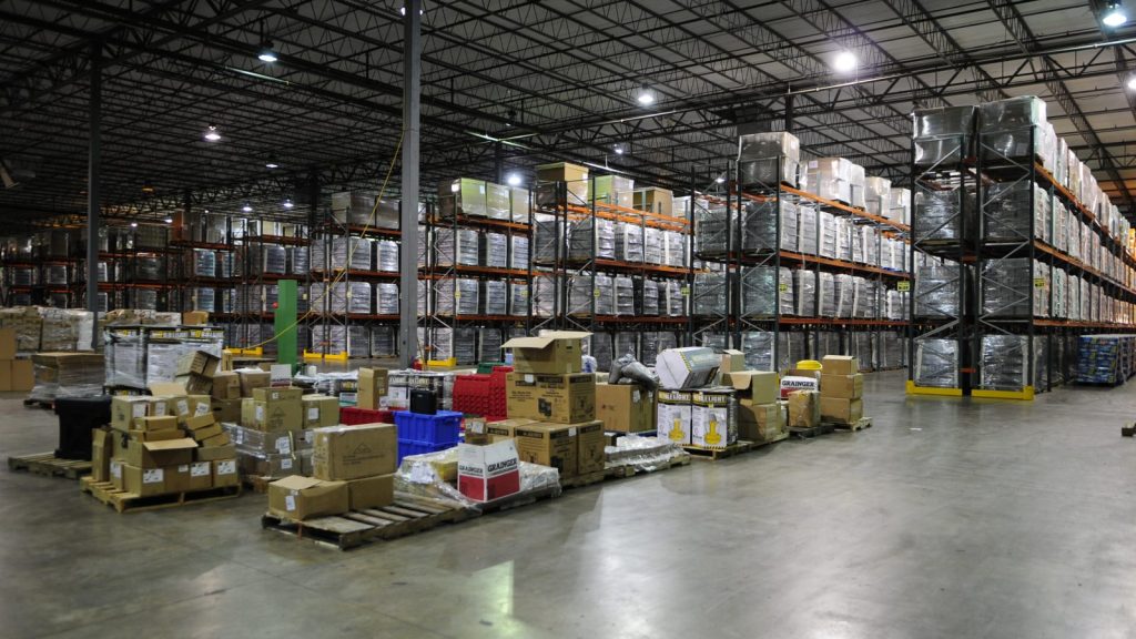 Entrepôt logistique avec rayonnages et palettes