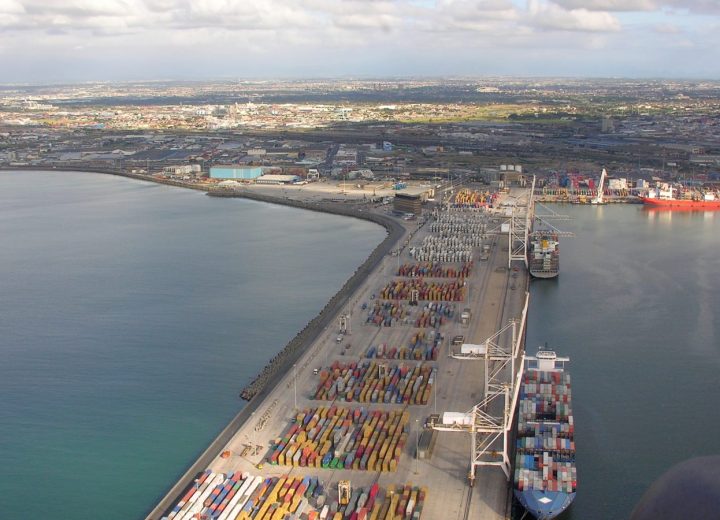 Vue aérienne d’un port à conteneurs